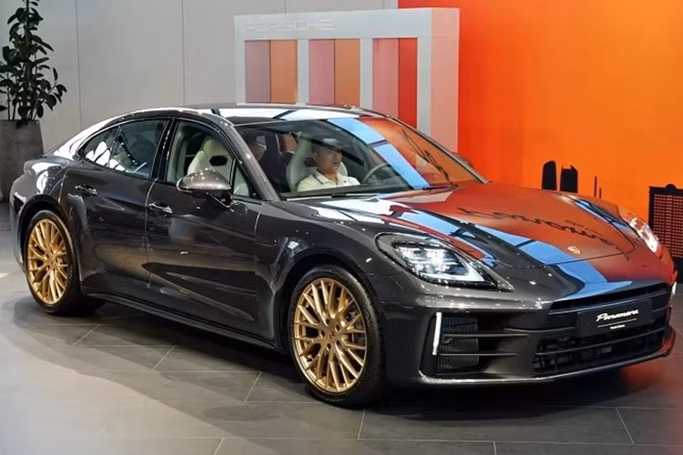 Hệ thống này bao gồm bộ giảm xóc chủ động tích hợp một bơm thủy lực hoạt động bằng điện, có thể điều chỉnh lưu lượng bên trong bộ giảm chấn lên đến 13 lần mỗi giây. Tính năng này mang đến sự ổn định thân xe tốt hơn và giúp người ngồi xe cảm nhận rõ ràng được sự êm ái của xe khi vận hành qua những đoạn đường xấu hoặc giúp xe bám đường tốt hơn khi chạy ở tốc độ cao hoặc những đoạn đường cua gấp.