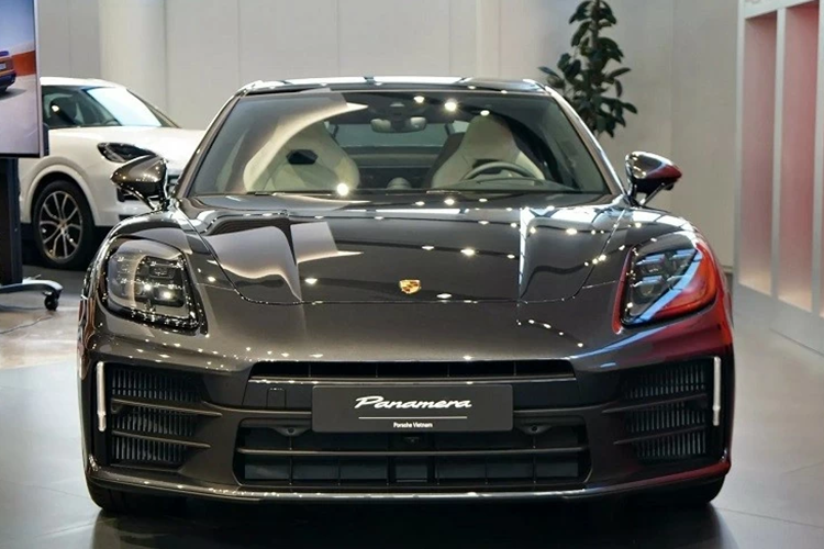 Để vận hành được Porsche Active Ride, Porsche Panamera e-Hybrid sẽ phải sử dụng nguồn điện 400V từ pin nên đây chính là lý do mà chỉ có Porsche Panamera e-Hybrid mới có thể trang bị tuỳ chọn này.