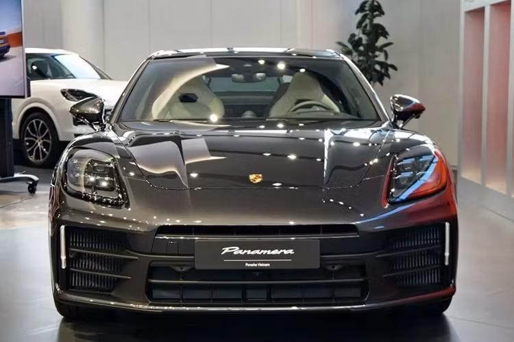 Để vận hành được Porsche Active Ride, Porsche Panamera e-Hybrid sẽ phải sử dụng nguồn điện 400V từ pin nên đây chính là lý do mà chỉ có Porsche Panamera e-Hybrid mới có thể trang bị tuỳ chọn này.