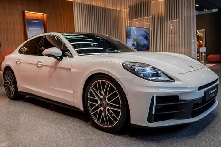 Ở hàng ghế sau, Porsche Panamera 2025 còn được trang bị tiêu chuẩn một màn hình cảm ứng riêng để điều khiển hệ thống làm mát cũng như xem bản đồ hoặc điều khiển media. Điểm nâng cấp đáng chú ý không thể không nhắc đến trên Porsche Panamera 2025 là hệ thống giảm xóc mới tên Porsche Active Ride.