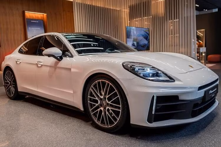 Ở hàng ghế sau, Porsche Panamera 2025 còn được trang bị tiêu chuẩn một màn hình cảm ứng riêng để điều khiển hệ thống làm mát cũng như xem bản đồ hoặc điều khiển media. Điểm nâng cấp đáng chú ý không thể không nhắc đến trên Porsche Panamera 2025 là hệ thống giảm xóc mới tên Porsche Active Ride.