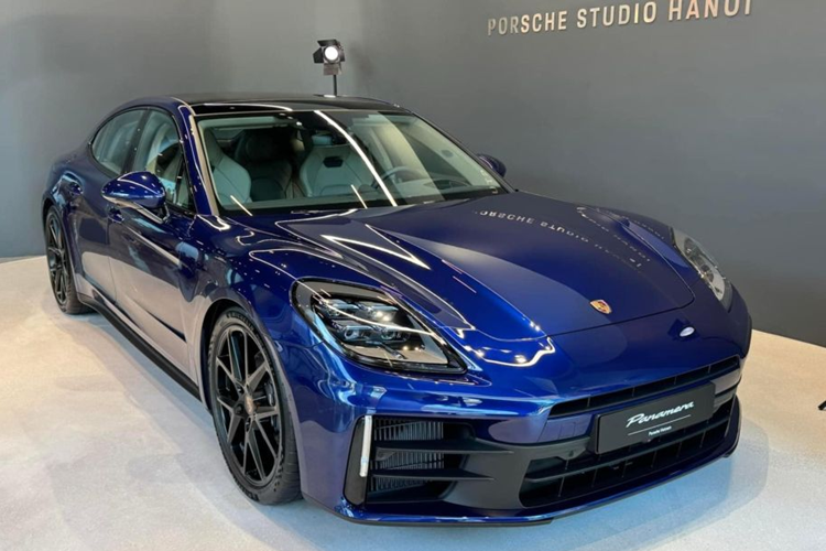Về kích thước, Porsche Panamera 2025 tại Việt Nam có số đo chiều dài x rộng x cao lần lượt là 5.052 x 1.938 x 1.422 mm. So với thế hệ trước, số đo chiều dài của xe đã tăng nhẹ 3 mm. Về thiết kế, Porsche Panamera 2025 không có nhiều thay đổi lớn so với thế hệ cũ.