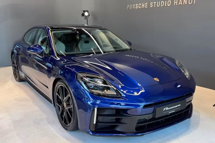 Về kích thước, Porsche Panamera 2025 tại Việt Nam có số đo chiều dài x rộng x cao lần lượt là 5.052 x 1.938 x 1.422 mm. So với thế hệ trước, số đo chiều dài của xe đã tăng nhẹ 3 mm. Về thiết kế, Porsche Panamera 2025 không có nhiều thay đổi lớn so với thế hệ cũ.