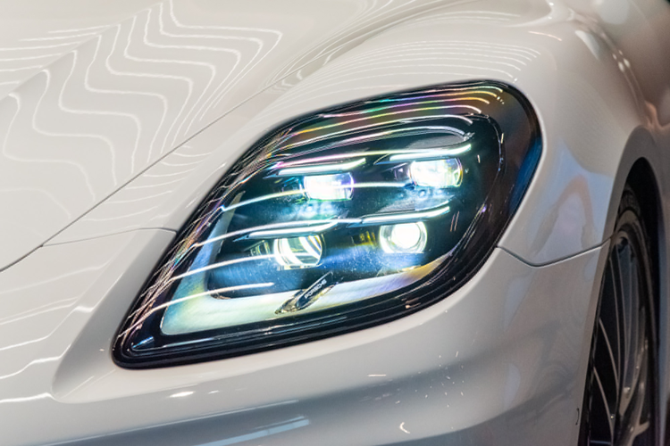 Porsche Panamera 2025 được trang bị màn hình sau vô-lăng kích thước 12,6 inch và có thiết kế cong tương tự Porsche Taycan hay Porsche Cayene mới. Màn hình trung tâm 12,3 inch có kết nối Apple CarPlay không dây đi kèm dàn âm thanh tùy chọn Burmester 3D có giá 460,6 triệu đồng.