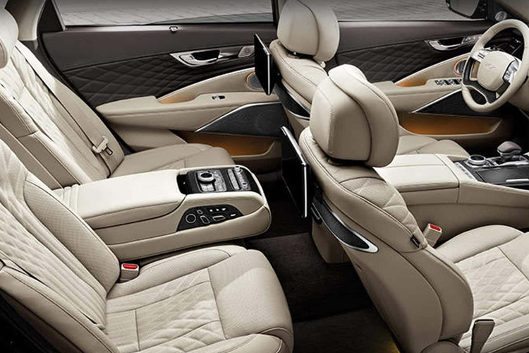 Một số thành phần tiêu chuẩn mới bao gồm ghế hành khách phía trước là loại Ergo Motion Seat được tích hợp chức năng massage, cổng USB-C phía trước và phía sau, thậm chí còn được trang bị sẵn bình cứu hỏa. Ghế hành khách của cấu hình Masters được bổ sung chức năng nhớ vị trí.