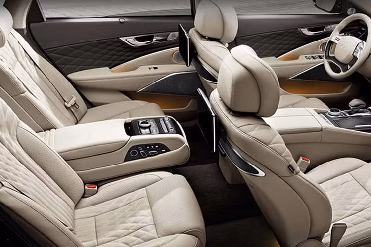 Một số thành phần tiêu chuẩn mới bao gồm ghế hành khách phía trước là loại Ergo Motion Seat được tích hợp chức năng massage, cổng USB-C phía trước và phía sau, thậm chí còn được trang bị sẵn bình cứu hỏa. Ghế hành khách của cấu hình Masters được bổ sung chức năng nhớ vị trí.