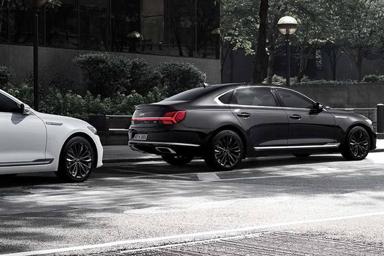 Tại thị trường Hàn Quốc, Kia K9 2024 có 2 lựa chọn về động cơ xăng với dung tích lớn. Đầu tiên là 3.8L Lambda II GDi hút khí tự nhiên, công suất 315 mã lực và mô-men xoắn cực đại 397 Nm. Thứ hai là 3.3L Lambda II T-GDi trang bị turbo tăng áp, cho công suất 370 mã lực, mô-men xoắn cực đại 510 Nm.