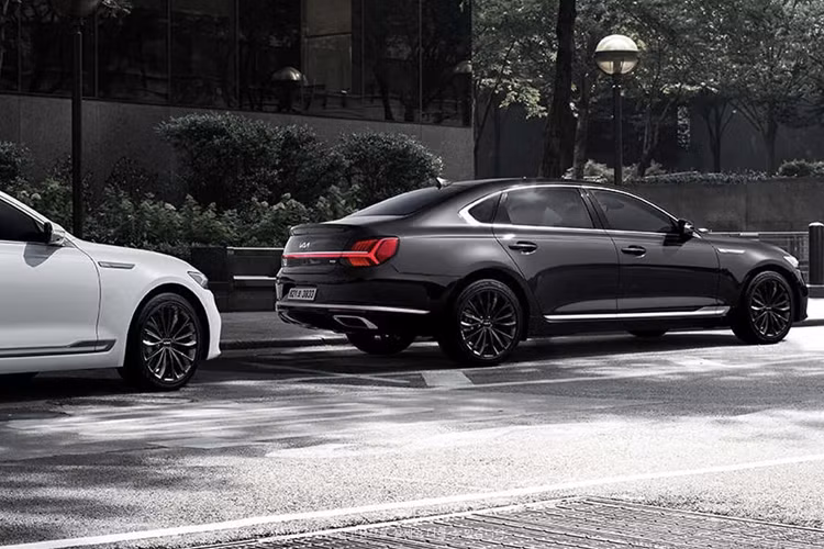 Tại thị trường Hàn Quốc, Kia K9 2024 có 2 lựa chọn về động cơ xăng với dung tích lớn. Đầu tiên là 3.8L Lambda II GDi hút khí tự nhiên, công suất 315 mã lực và mô-men xoắn cực đại 397 Nm. Thứ hai là 3.3L Lambda II T-GDi trang bị turbo tăng áp, cho công suất 370 mã lực, mô-men xoắn cực đại 510 Nm.