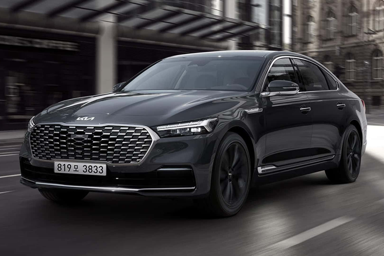 Kia K9 là dòng xe sedan đầu bảng của thương hiệu xe đến từ Hàn Quốc, hiện đang ở thế hệ thứ 2, được giới thiệu lần đầu năm 2018. Mặc dù mẫu xe này đã được nâng cấp facelift vào năm 2021 nhưng hãng Kia có vẻ vẫn muốn cải tiến thêm nữa nên tiếp tục cho ra mắt Kia K9 2024 mới đi kèm với một loạt thay đổi ấn tượng.