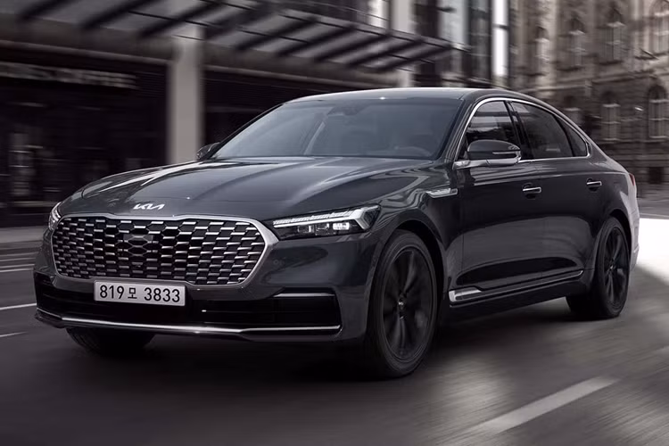 Kia K9 là dòng xe sedan đầu bảng của thương hiệu xe đến từ Hàn Quốc, hiện đang ở thế hệ thứ 2, được giới thiệu lần đầu năm 2018. Mặc dù mẫu xe này đã được nâng cấp facelift vào năm 2021 nhưng hãng Kia có vẻ vẫn muốn cải tiến thêm nữa nên tiếp tục cho ra mắt Kia K9 2024 mới đi kèm với một loạt thay đổi ấn tượng.