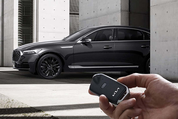 Ngoài ra, chủ xe cũng có thể kiểm tra tình trạng xung quanh xe từ xa thông qua hình ảnh 3D giả lập được cài đặt trong ứng dụng và kích hoạt các tính năng cá nhân hóa bằng cảm biến vân tay trên xe.