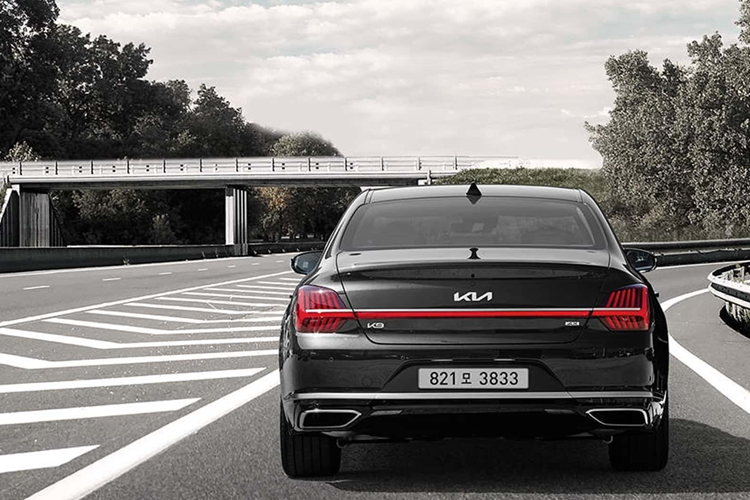 Giá xe Kia K9 2024 tại Hàn Quốc khởi điểm từ 59,33 triệu won (tương đương 1,095 tỷ đồng) đối với cấu hình Platinum dùng động cơ 3.8L. Cao nhất là bản Best Selection II dùng động cơ 3.3L turbo, có giá 86,5 triệu won (1,596 tỷ đồng).