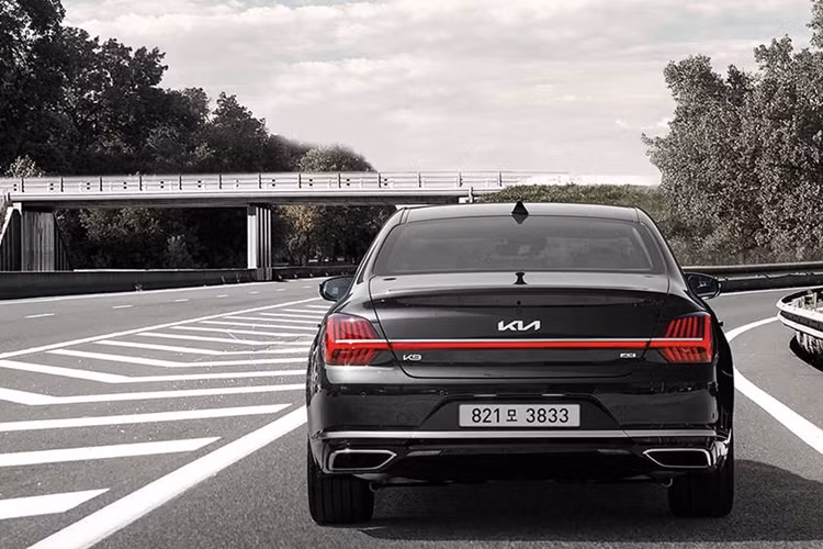 Giá xe Kia K9 2024 tại Hàn Quốc khởi điểm từ 59,33 triệu won (tương đương 1,095 tỷ đồng) đối với cấu hình Platinum dùng động cơ 3.8L. Cao nhất là bản Best Selection II dùng động cơ 3.3L turbo, có giá 86,5 triệu won (1,596 tỷ đồng).