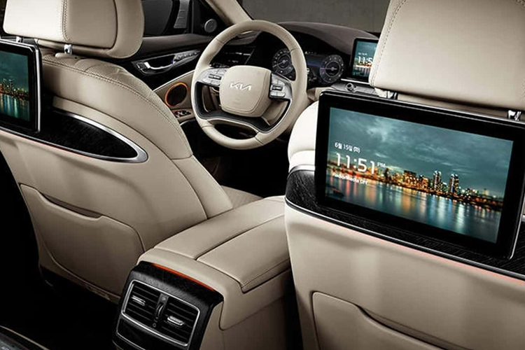 Kia K9 2024 còn sở hữu công nghệ After Blow, có tác dụng làm khô nước ngưng tụ hình thành trong khi sử dụng điều hòa để ngăn mùi khó chịu. Sau khi tắt động cơ khoảng nửa giờ, After Blow sẽ tự động được kích hoạt trong 10 phút để làm khô các ống thông gió nhằm tránh nấm mốc phát triển.