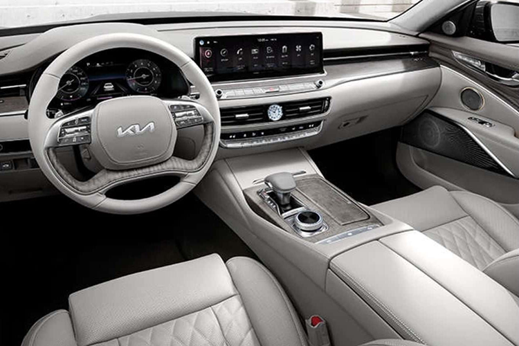 Hãng cũng cung cấp cho khách hàng một lựa chọn màu sơn ngoại thất mới là xám Pebble Gray. Bên trong nội thất là khoang cabin sang trọng giờ đây có thể được phối các tông màu mới như nâu Martian Brown hoặc xám Misty Gray.