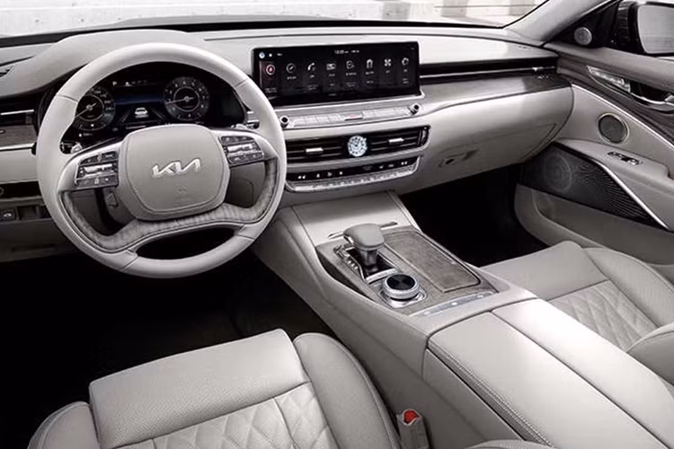 Hãng cũng cung cấp cho khách hàng một lựa chọn màu sơn ngoại thất mới là xám Pebble Gray. Bên trong nội thất là khoang cabin sang trọng giờ đây có thể được phối các tông màu mới như nâu Martian Brown hoặc xám Misty Gray.