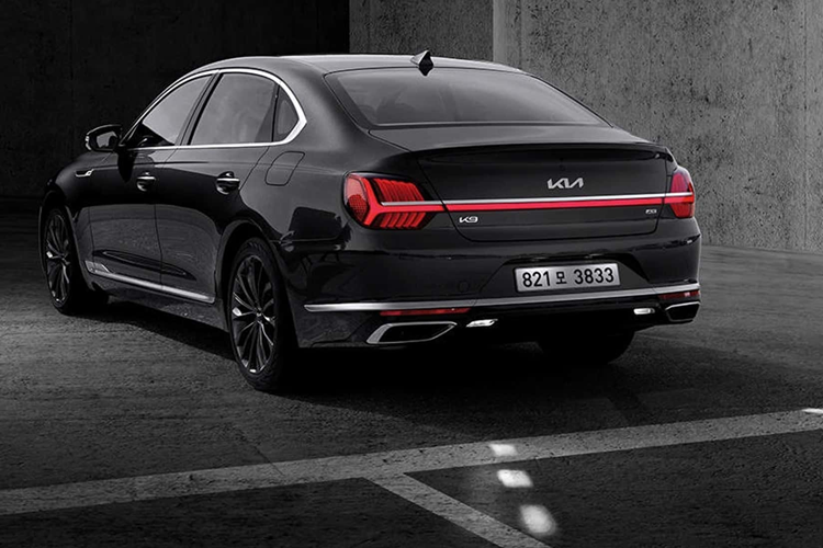 Các trang bị an toàn của xe gồm có hệ thống hỗ trợ lái bán tự động cấp độ 2, phanh khẩn cấp tự động, cảnh báo phương tiện cắt ngang, hỗ trợ đỗ xe từ xa, hệ thống treo điều khiển điện tử với việc tích hợp camera trước để phân tích điều kiện mặt đường…