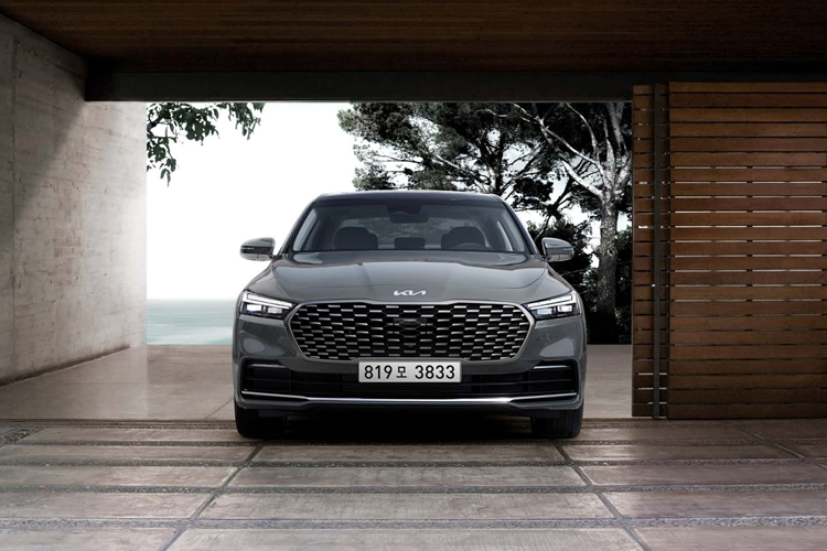 Mẫu xe sang Kia K9 2024 tạo nên sự khác biệt với những cải tiến đáng kể về thiết kế nội ngoại thất, củng cố cam kết của Kia về sự sang trọng và chất lượng. Ngoại thất nổi bật với lưới tản nhiệt có hoa văn nằm ngang được thiết kế mới kết hợp cùng bộ mâm 19 inch màu đen, nâng tầm vẻ ngoài tinh tế.