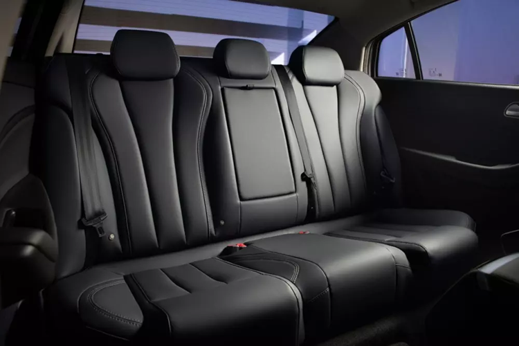 Bộ vành hợp kim của xe có thiết kế đa chấu và phay xước 2 màu. Gương chiếu hậu của xe nằm trên cột A và tích hợp đèn báo rẽ. Trong khi đó, ở khu vực phía sau, xe được trang bị cụm đèn hậu nằm ngang gọn gàng, cửa cốp tích hợp cánh gió nhỏ và 2 đầu ống xả giả hình chữ nhật.