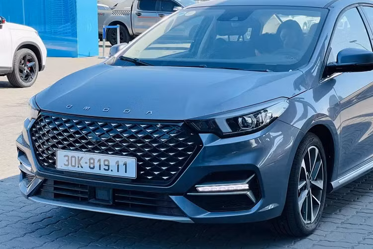 Omoda S5 sở hữu một số nét thiết kế tương tự người anh em C5 như lưới tản nhiệt phía trước. Lưới tản nhiệt này có thiết kế hình lục giác cỡ lớn với mắt lưới kim cương, trang trí bằng những chi tiết mạ crôm bên trong. Nối liền với lưới tản nhiệt là cụm đèn pha nhỏ gọn, tích hợp dải đèn LED định vị ban ngày hình chữ "L".