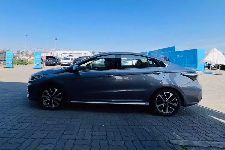 Omoda S5 đã lần đầu tiên trình làng tại thị trường Nga vào hồi tháng 4/2023. Được phát triển dựa trên cơ sở gầm bệ M1X, xe sở hữu kích thước dài x rộng x cao lần lượt 4.644 x 1.814 x 1.493 mm và chiều dài cơ sở 2.650 mm. Như vậy, mẫu xe này có kích thước nằm giữa hai phân khúc sedan hạng B và hạng C.