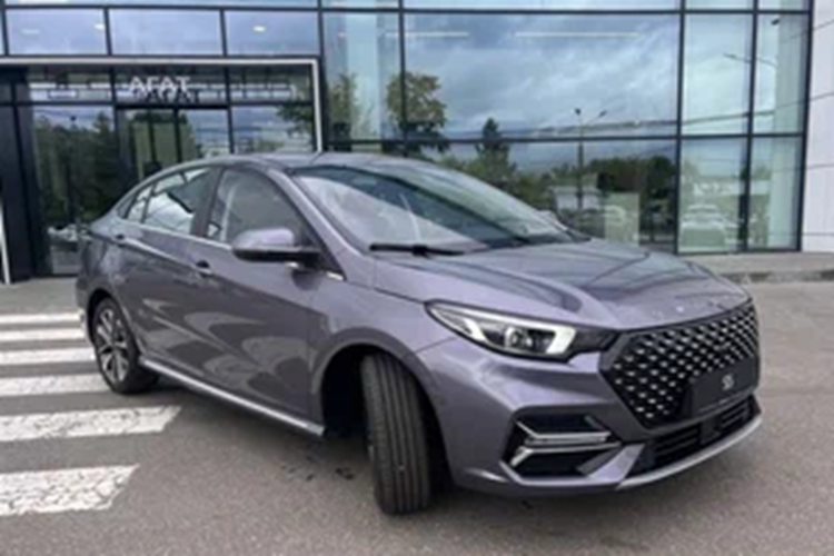 Trang bị an toàn tiêu chuẩn của xe cũng khá đầy đủ với 6 túi khí, phanh đĩa trên 4 bánh, hệ thống cân bằng điện tử, cảm biến hỗ trợ đỗ xe, camera 360 độ, đèn pha cảm biến ánh sáng và hệ thống kiểm soát hành trình.