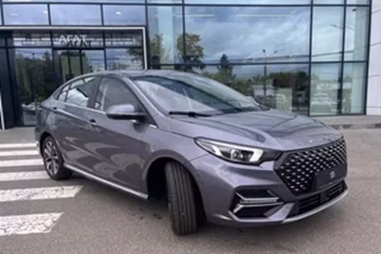 Trang bị an toàn tiêu chuẩn của xe cũng khá đầy đủ với 6 túi khí, phanh đĩa trên 4 bánh, hệ thống cân bằng điện tử, cảm biến hỗ trợ đỗ xe, camera 360 độ, đèn pha cảm biến ánh sáng và hệ thống kiểm soát hành trình.