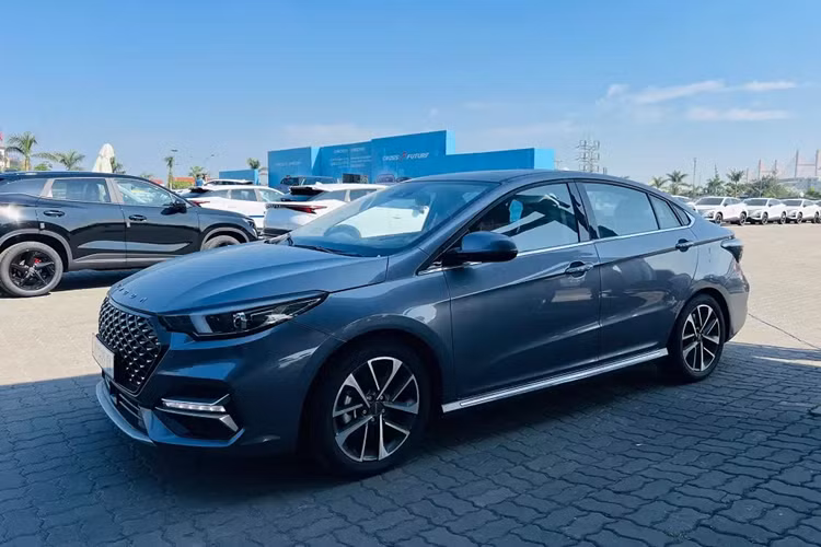 Trong sự kiện công bố lô xe Omoda C5 sản xuất tại Indonesia chính thức cập cảng Việt Nam, một chiếc xe sedan Omoda S5 cũng xuất hiện. Tuy chưa ra mắt Việt Nam nhưng chiếc Omoda S5 này đã ra biển trắng.