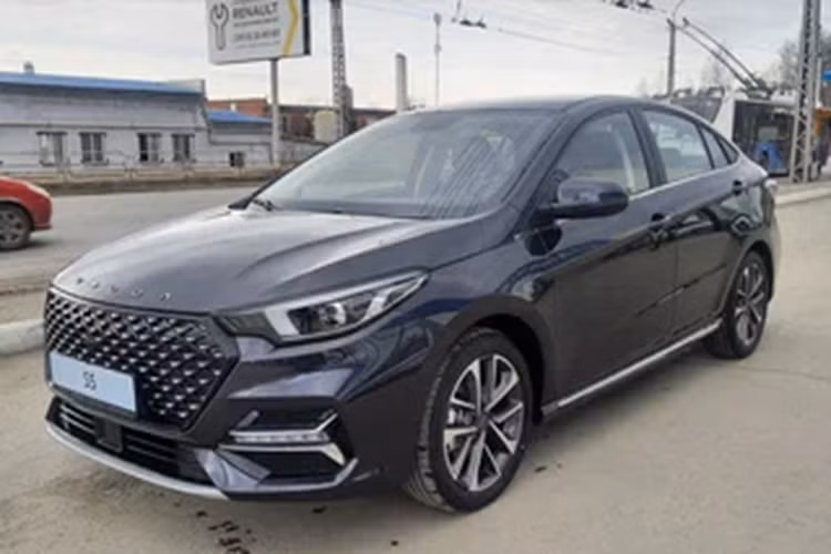 Động cơ đi với hộp số biến thiên vô cấp CVT, mang đến tốc độ tối đa 180 km/h. Trong khi đó, các bản cao cấp hơn dùng chung động cơ với Omoda C5. Động cơ này cho công suất tối đa 147 mã lực cùng mô-men xoắn cực đại 210 Nm. Động cơ cũng đi với hộp số CVT, cho phép xe đạt vận tốc tối đa 190 km/h.