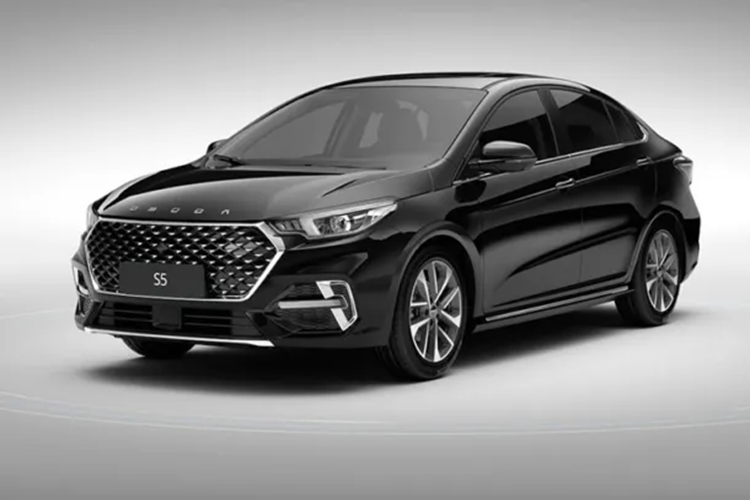 Trong khi đó, các tính năng an toàn như phanh khẩn cấp tự động, hệ thống kiểm soát hành trình thích ứng, hỗ trợ lái khi tắc đường, cảnh báo tiền va chạm, cảnh báo lệch làn đường, hỗ trợ chuyển làn đường, hỗ trợ giữ làn đường khẩn cấp, cảnh báo điểm mù và cảnh báo phương tiện cắt ngang khi lùi chỉ dành cho bản cao cấp.