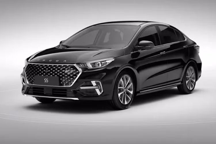 Trong khi đó, các tính năng an toàn như phanh khẩn cấp tự động, hệ thống kiểm soát hành trình thích ứng, hỗ trợ lái khi tắc đường, cảnh báo tiền va chạm, cảnh báo lệch làn đường, hỗ trợ chuyển làn đường, hỗ trợ giữ làn đường khẩn cấp, cảnh báo điểm mù và cảnh báo phương tiện cắt ngang khi lùi chỉ dành cho bản cao cấp.