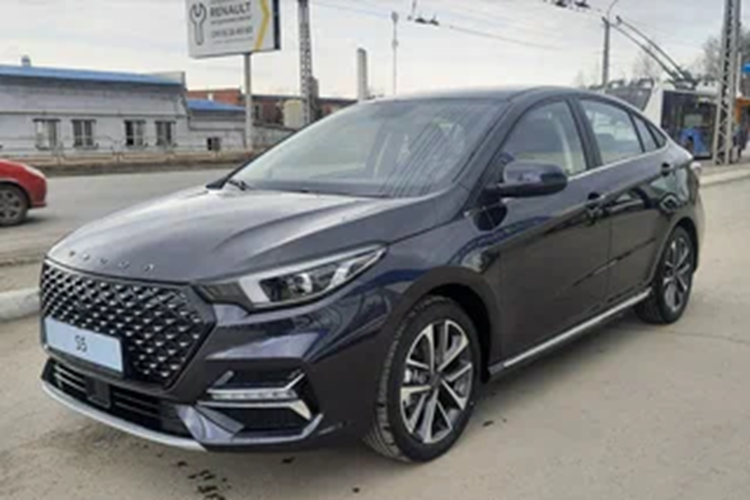 Động cơ đi với hộp số biến thiên vô cấp CVT, mang đến tốc độ tối đa 180 km/h. Trong khi đó, các bản cao cấp hơn dùng chung động cơ với Omoda C5. Động cơ này cho công suất tối đa 147 mã lực cùng mô-men xoắn cực đại 210 Nm. Động cơ cũng đi với hộp số CVT, cho phép xe đạt vận tốc tối đa 190 km/h.