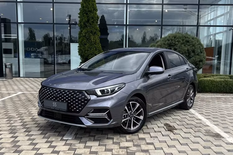 Ở bản cao cấp hơn, xe có thêm cần gạt nước tự động, sấy kính lái, vành hợp kim 17 inch, sưởi vô lăng, sưởi ghế sau và cửa sổ trời toàn cảnh Panorama. Nằm bên dưới nắp ca-pô của Omoda S5 là 2 tùy chọn động cơ xăng cùng có dung tích 1.5L. Đầu tiên là động cơ hút khí tự nhiên với công suất tối đa 113 mã lực và mô-men xoắn cực đại 138 Nm ở bản thấp.