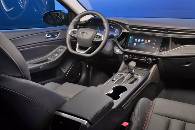 Bên dưới là cản trước với hốc gió trung tâm hình thang rộng và dải đèn sương mù nằm ngang ở hai góc. Ngoài ra, xe còn có tem chữ nổi "Omoda" trên nắp ca-pô. Vòng sang bên sườn, chúng ta sẽ bắt gặp đường gân dập nổi, kéo dài từ chắn bùn trước đến đèn hậu và đường chân kính mạ crôm.