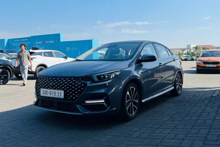 Từ năm 2023, Omoda &amp; Jaecoo đã công bố danh tính những mẫu xe sẽ bán ở thị trường Việt Nam, bao gồm Omoda C5, Omoda E5, Jaecoo J7, Jaecoo J7 PHEV và Omoda S5 2025 mới. Vào ngày 26/11/2024, Omoda C5 đã chính thức ra mắt thị trường Việt Nam với 2 phiên bản và giá bán từ 589 - 669 triệu đồng.