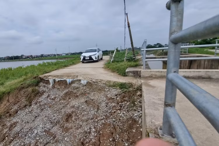 Trong đó, có kênh trạm bơm Kim Xá, kênh trạm bơm Nguyệt Đức, kênh trạm bơm Ngũ Kiên sạt lở, vỡ mảng, nứt gãy với vết dài, rõ rệt…Một đoạn bờ kênh và lan can tại vị trí gần hồ chứa trạm bơm Nguyệt Đức bị đứt gãy rơi xuống tạo thành vực sâu.