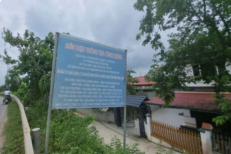 Trong ảnh là vết nứt trên được chống đỡ bởi 1 trụ sắt hàn tạm bợ vào 2 bên bờ kè miêng cống không bị sập xuống nước. Đồng thời, cải tạo môi trường sinh thái và hình thành các hồ điều hòa, phù hợp với quy hoạch chung xây dựng đô thị Vĩnh Phúc tỉnh Vĩnh Phúc đến năm 2030 và tầm nhìn đến 2050.