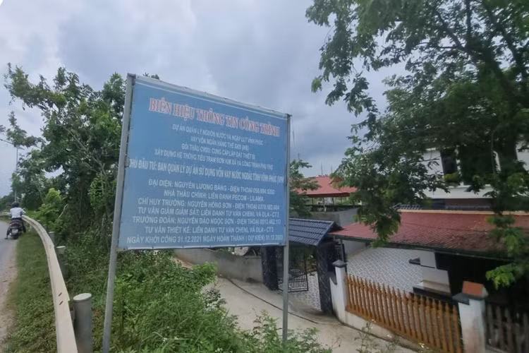 Trong ảnh là vết nứt trên được chống đỡ bởi 1 trụ sắt hàn tạm bợ vào 2 bên bờ kè miêng cống không bị sập xuống nước. Đồng thời, cải tạo môi trường sinh thái và hình thành các hồ điều hòa, phù hợp với quy hoạch chung xây dựng đô thị Vĩnh Phúc tỉnh Vĩnh Phúc đến năm 2030 và tầm nhìn đến 2050.