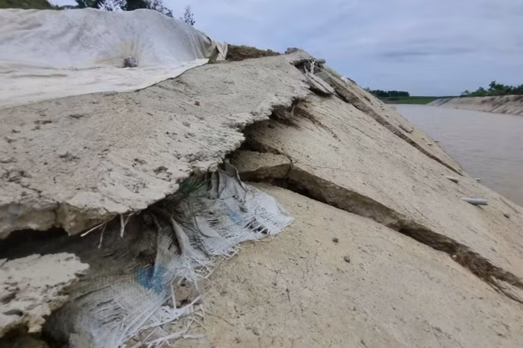 Những đồ hư hỏng vị vứt chỏng chơ như thế này tại trạm bơm tiêu Nguyệt Đức - Yên Phương. Tại đây, dọc tuyến kênh xả xuất hiện vết nứt gãy, sụt lún rơi cả xuống kênh dẫn nước. Phần mái bê tông tại một đoạn kênh bị đứt gãy trơ kết cấu sắt ra ngoài.