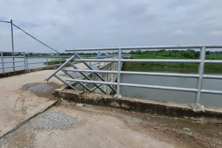 Tổng vốn đầu tư của dự án khoảng 4.815,8 tỷ đồng, tương đương 220 triệu USD. Trong đó, nguồn vốn vay Ngân hàng Thế giới (WB) khoảng 150 triệu USD và nguồn đối ứng của tỉnh Vĩnh Phúc khoảng 70 triệu USD. Trong ảnh là vị trí sụt lún trên tuyến kênh hút dẫn đến trạm bơm Nguyệt Đức.