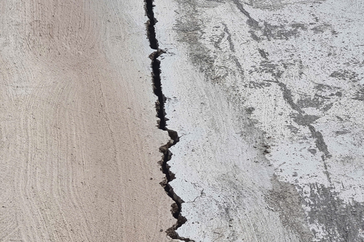 "Tôi không biết dự án được đầu tư bao nhiêu tiền, nhưng tôi thấy vừa làm xong mà đã hỏng như thế này thì không ổn. Giờ có mỗi con đường để chúng tôi đi lại mà nứt vớ, sạt xuống mương như thế này dân chúng tôi không biết đi đường nào. Mong cơ quan chức năng xem xét, sai ở khâu nào phải xử lý ngay", ông T, ở xã Yên Phương kiến nghị.