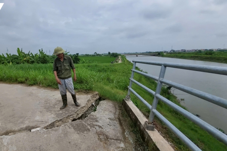 Dù mới đang trong quá trình vận hành thử nghiệm nhưng nhiều vị trí thuộc hệ thống kênh xả, hút của dự án này có dấu hiệu nứt gãy, sụt lún. Nhiều chỗ đất đá sụt lún hết, còn trơ lại những mảng bê tông.