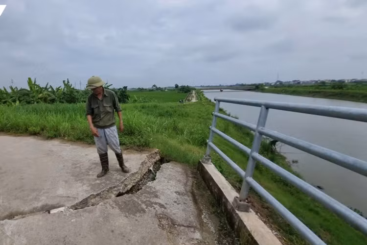 Dù mới đang trong quá trình vận hành thử nghiệm nhưng nhiều vị trí thuộc hệ thống kênh xả, hút của dự án này có dấu hiệu nứt gãy, sụt lún. Nhiều chỗ đất đá sụt lún hết, còn trơ lại những mảng bê tông.