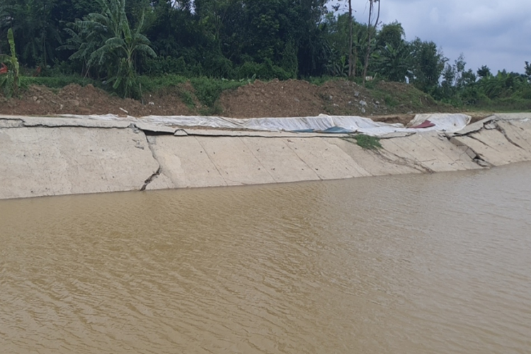 Tổng vốn đầu tư của dự án khoảng 4.815,8 tỷ đồng, dù mới chỉ trong giai đoạn thử nghiệm nhưng qua vài cơn mưa đã làm sụt lún nhiều điểm. Đây là một dự án có mức đầu tư lớn, bằng nguồn vốn vay của nước ngoài và vốn đối ứng trong nước. Nhưng với những hư hỏng như hiện tại, nhiều người không khỏi ngậm ngùi, xót xa. Cơ quan chức năng tỉnh Vĩnh Phúc cần vào cuộc làm rõ vì sao công trình được đầu tư cả nghìn tỷ để phòng chống lũ mà chưa phòng chống được mùa nào đã hư hỏng.