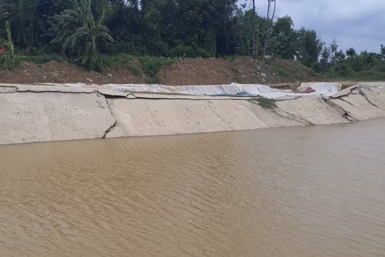 Tổng vốn đầu tư của dự án khoảng 4.815,8 tỷ đồng, dù mới chỉ trong giai đoạn thử nghiệm nhưng qua vài cơn mưa đã làm sụt lún nhiều điểm. Đây là một dự án có mức đầu tư lớn, bằng nguồn vốn vay của nước ngoài và vốn đối ứng trong nước. Nhưng với những hư hỏng như hiện tại, nhiều người không khỏi ngậm ngùi, xót xa. Cơ quan chức năng tỉnh Vĩnh Phúc cần vào cuộc làm rõ vì sao công trình được đầu tư cả nghìn tỷ để phòng chống lũ mà chưa phòng chống được mùa nào đã hư hỏng.