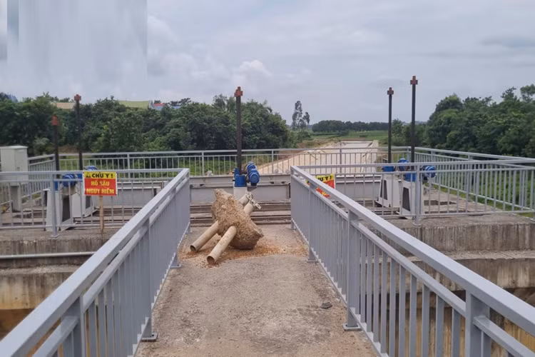 Nhiều vị trí đất đá phía dưới sạt trượt hết, tạo ra hàm ếch sâu bên dưới. Nhiều vết nứt dọc ngang chạy từ trên mái bờ kè mương mước xuống bên dưới.