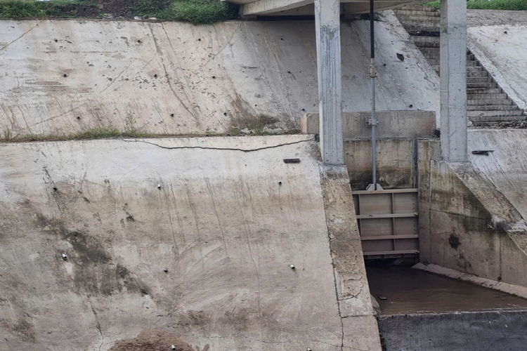 Ngày 15/8, tình trạng sạt lở, nứt gãy xuất hiện tại một số điểm thuộc dự án chống ngập lụt tỉnh Vĩnh Phúc.