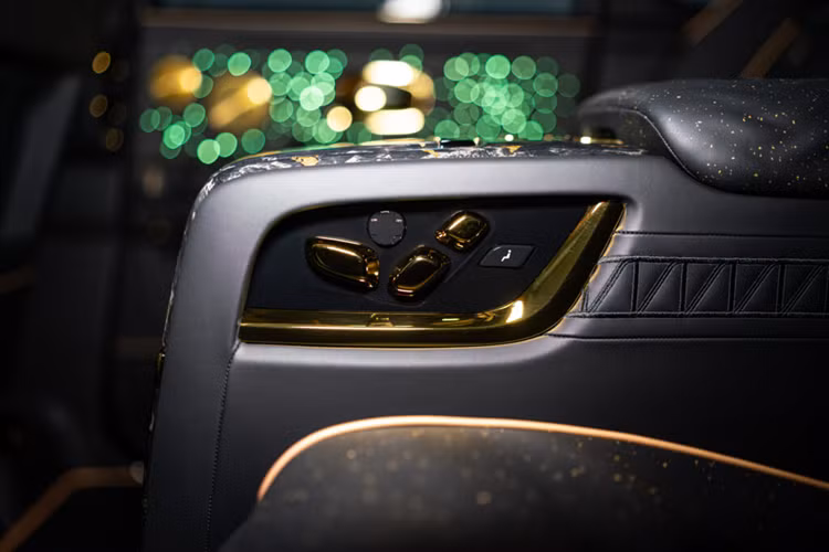 Về nội thất, xe đã được bọc lại hoàn toàn với da màu đen bóng cùng các chi tiết nhỏ màu vàng, một số chi tiết như đường chỉ khâu hay các đường viền ghế cũng được trang bị màu sắc tương tự.