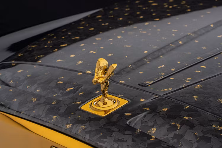 Một số chi tiết như lưới tản nhiệt phía trước, viền cửa sổ bên, tay nắm cửa và viền cửa cũng được hoàn thiện bằng vàng thật. Mẫu xe cũng được trang bị bộ mâm độ Mansory có kích thước 24 inch được dát vàng, tăng phần nổi bật cho mẫu siêu SUV Anh Quốc.