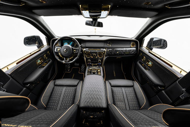 Ở phần cản trước, Mansory độ Rolls-Royce Cullinan với lưới tản nhiệt dạng thác nước quen thuộc với phần lưới tản nhiệt màu đen, cản trước mới và một loạt các hốc gió mới, tăng vẻ hầm hố cho chiếc SUV này. Phần cản trước còn được trang bị một bộ chia được làm bằng chất liệu sợi carbon.